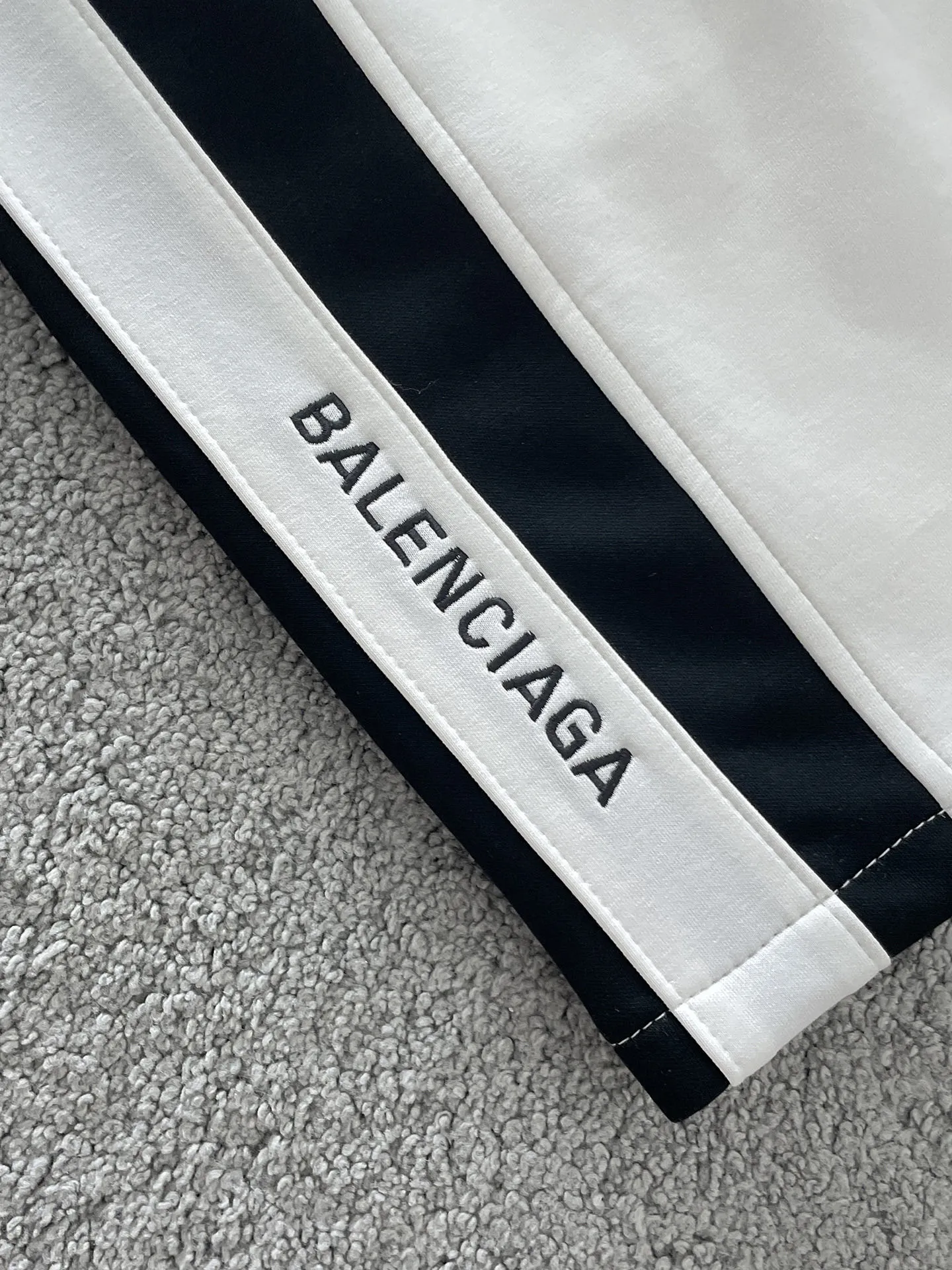 Balenciaga's three-standard complete 2026 summer New Arrival men's casual shorts, advanced custom-made Breathable fabric, Breathable fabric, extremely stretchy and comfortable, impeccable details, top-grade accessories, original logo design concept, delicate and soft feel! The upper body fit is awesome! Size: M-XXXL Please state your height and weight when ordering
